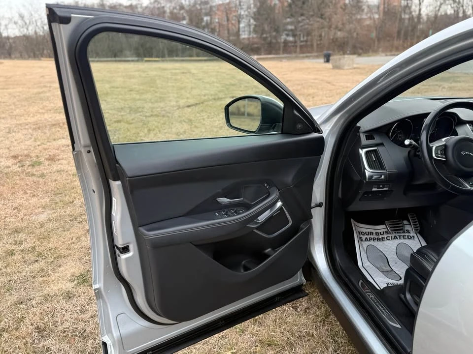 2018 Jaguar E-Pace - Image 8 of 18