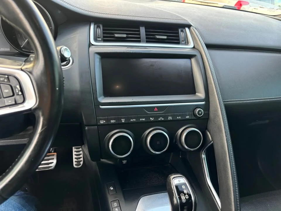 2018 Jaguar E-Pace - Image 15 of 18