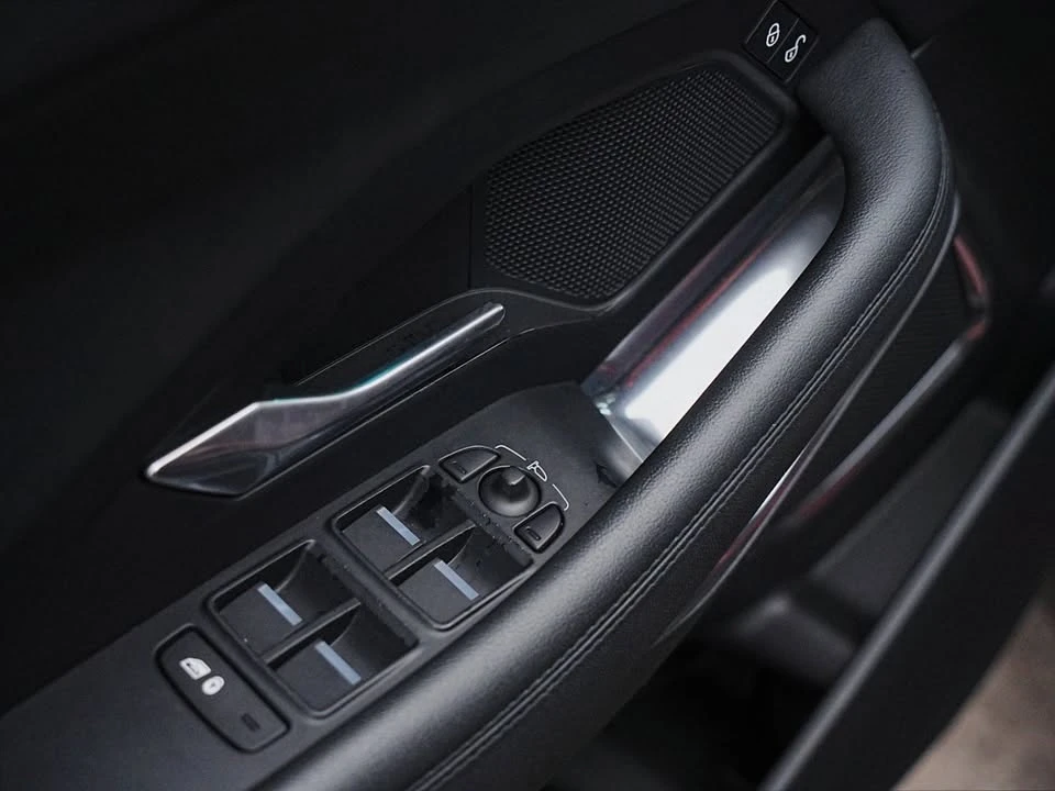 2018 Jaguar E-Pace - Image 9 of 19