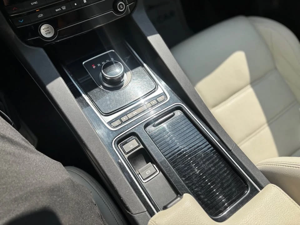 2018 Jaguar F-Pace - Image 13 of 16