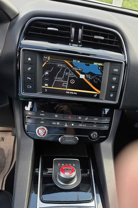 2018 Jaguar F-Pace - Image 11 of 18