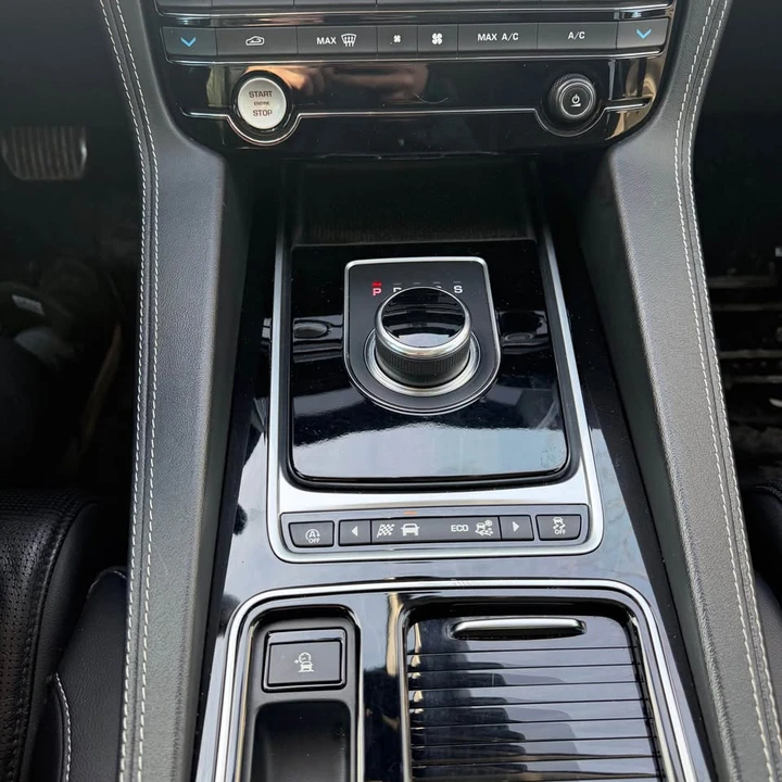 2018 Jaguar F-Pace - Image 10 of 18