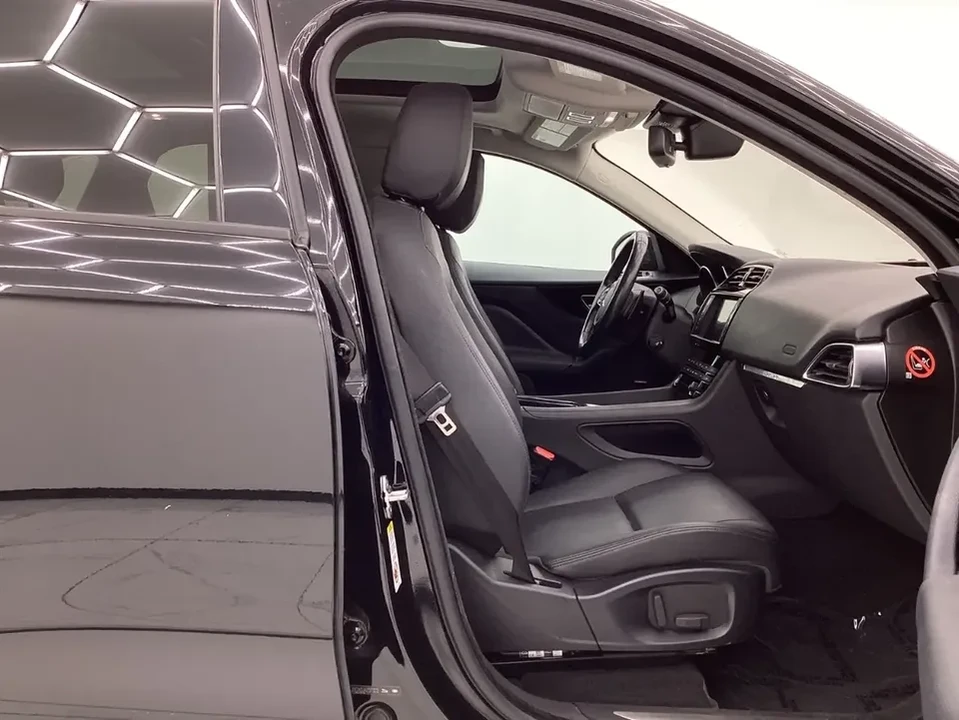 2018 Jaguar F-Pace - Image 11 of 17