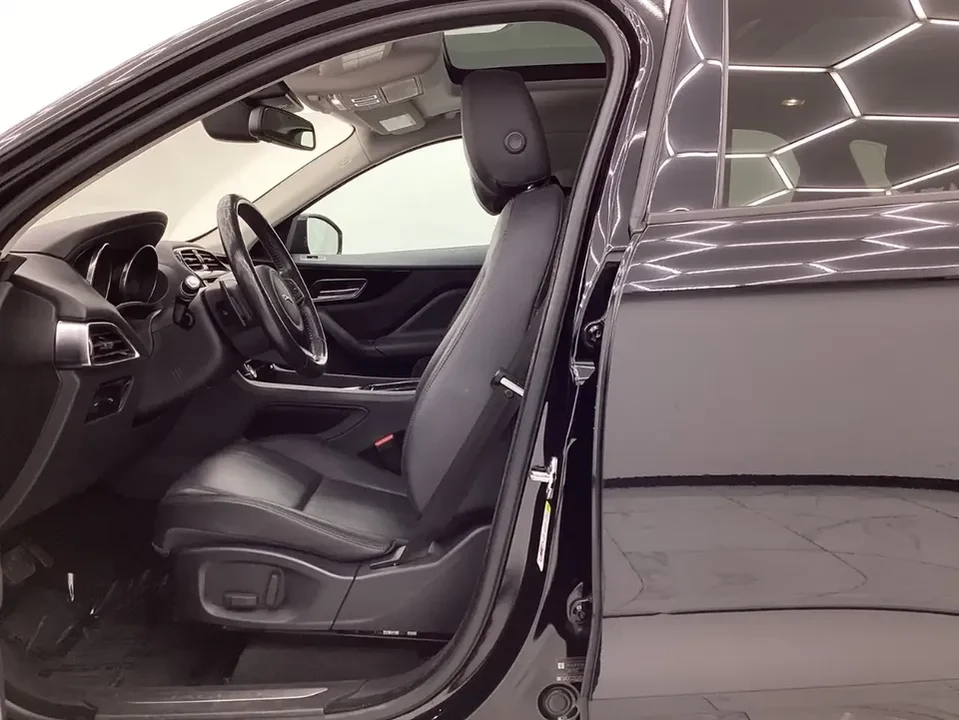 2018 Jaguar F-Pace - Image 10 of 17
