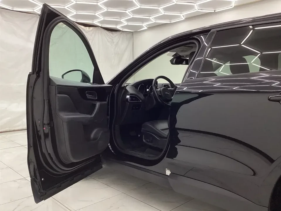 2018 Jaguar F-Pace - Image 12 of 17