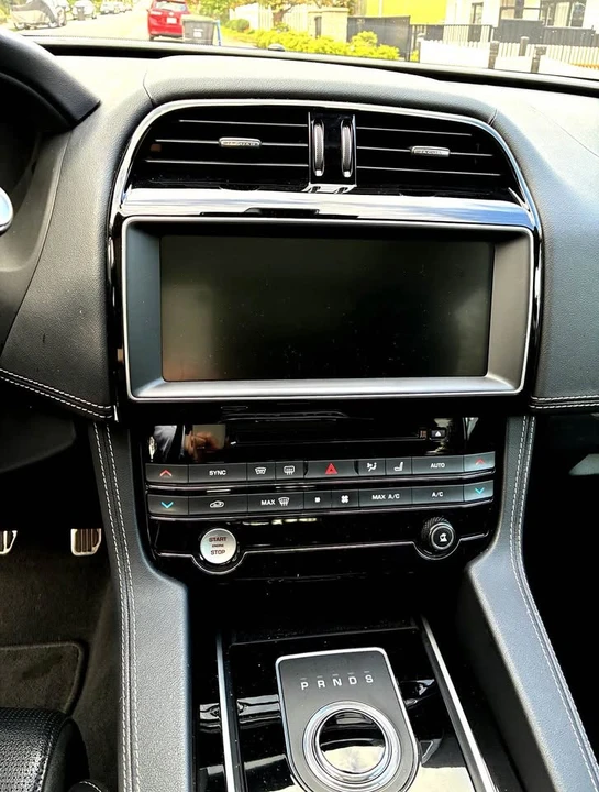 2018 Jaguar F-Pace - Image 9 of 17