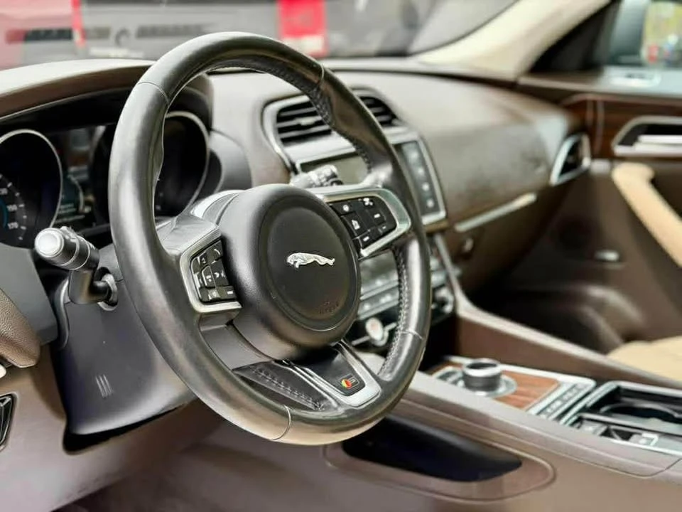 2018 Jaguar F-Pace - Image 16 of 20