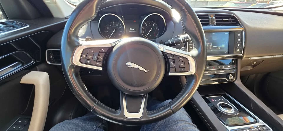 2018 Jaguar F-Pace - Image 15 of 16