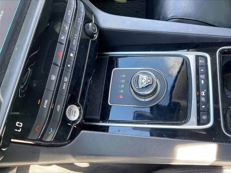 2018 Jaguar F-Pace - Image 11 of 15