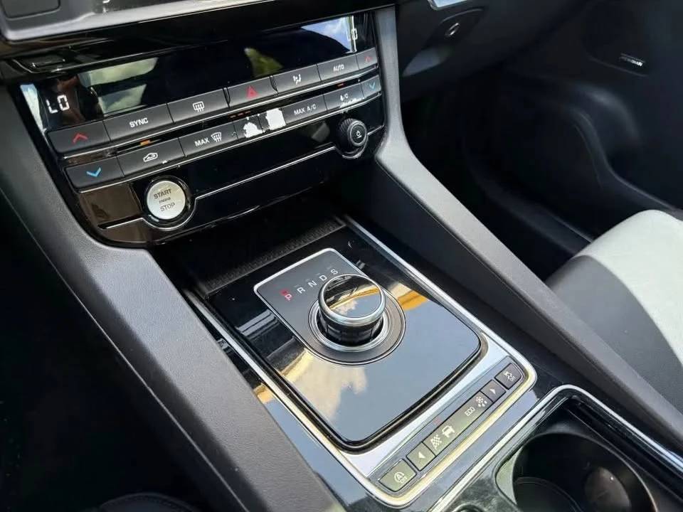 2018 Jaguar F-Pace - Image 16 of 19
