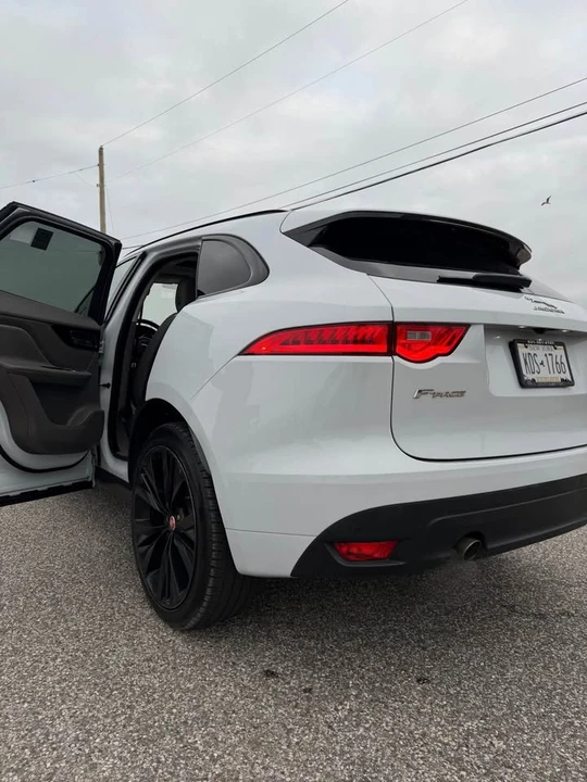 2018 Jaguar F-Pace - Image 9 of 16