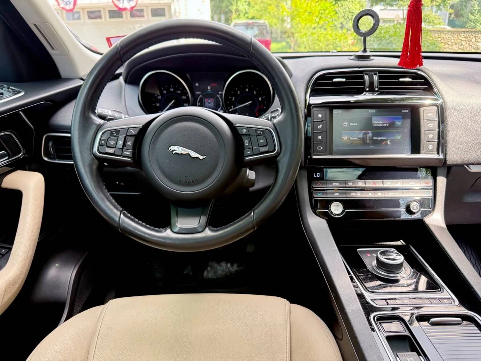 2018 Jaguar F-Pace - Image 9 of 24