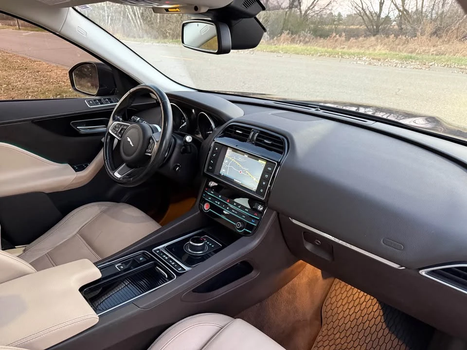 2018 Jaguar F-Pace - Image 16 of 19