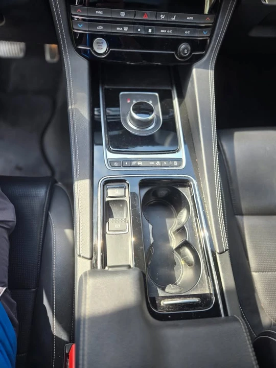 2018 Jaguar F-Pace - Image 11 of 20