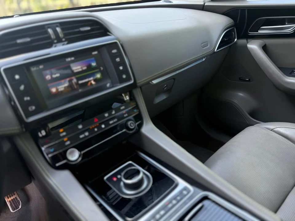 2018 Jaguar F-Pace - Image 15 of 16