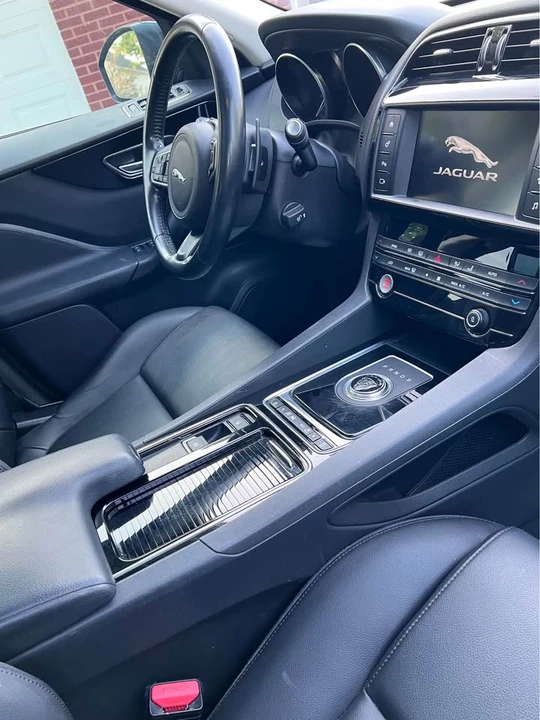 2018 Jaguar F-Pace - Image 11 of 19
