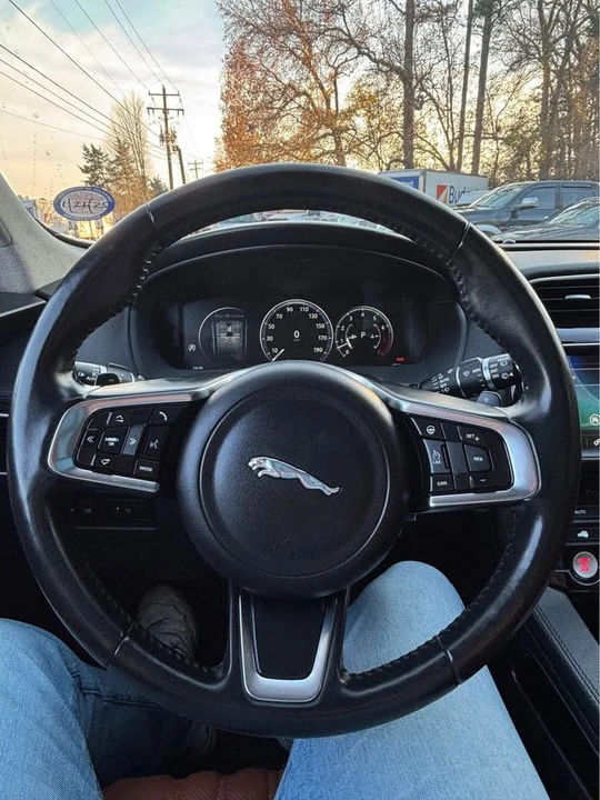 2018 Jaguar F-Pace - Image 10 of 20