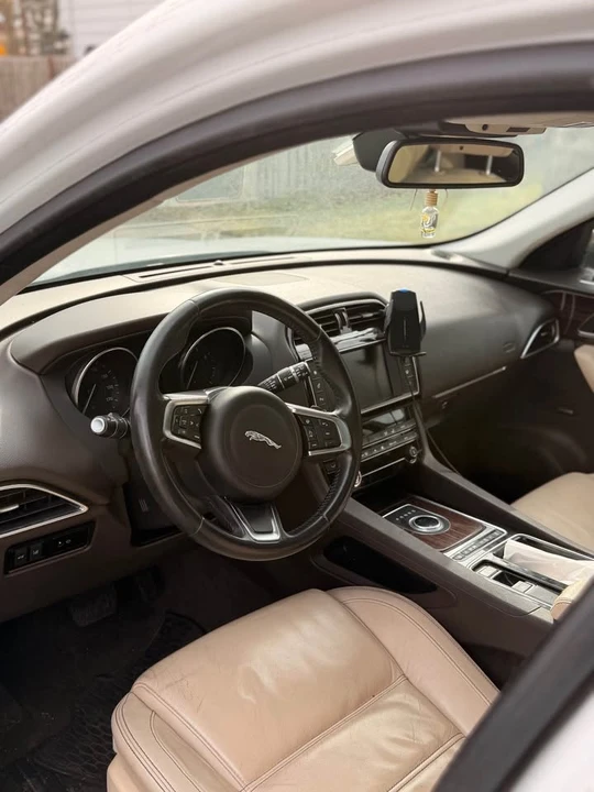 2018 Jaguar F-Pace - Image 6 of 10