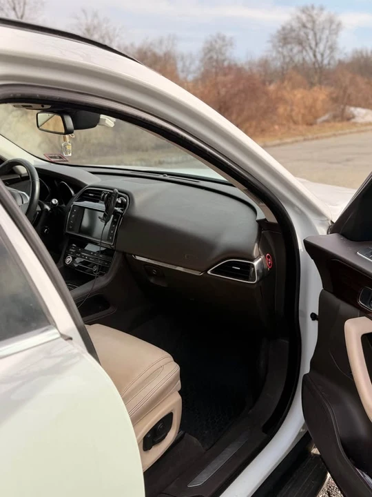 2018 Jaguar F-Pace - Image 7 of 10