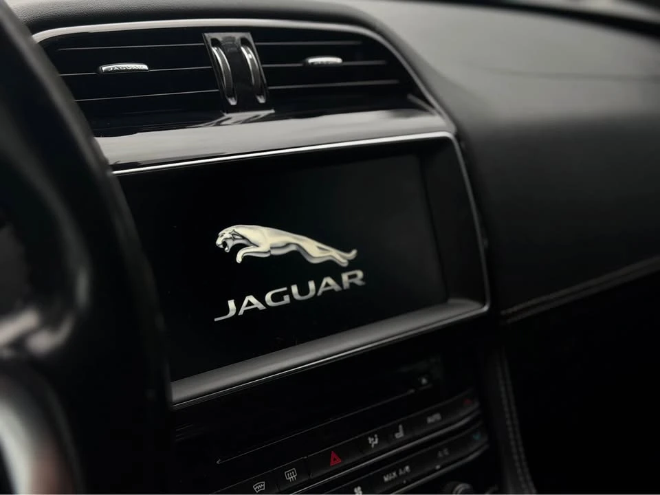 2018 Jaguar F-Pace - Image 16 of 17