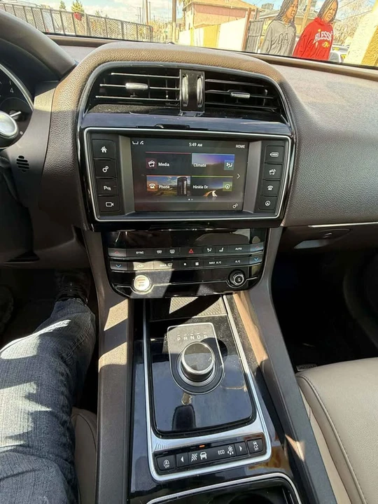2018 Jaguar F-Pace - Image 17 of 19