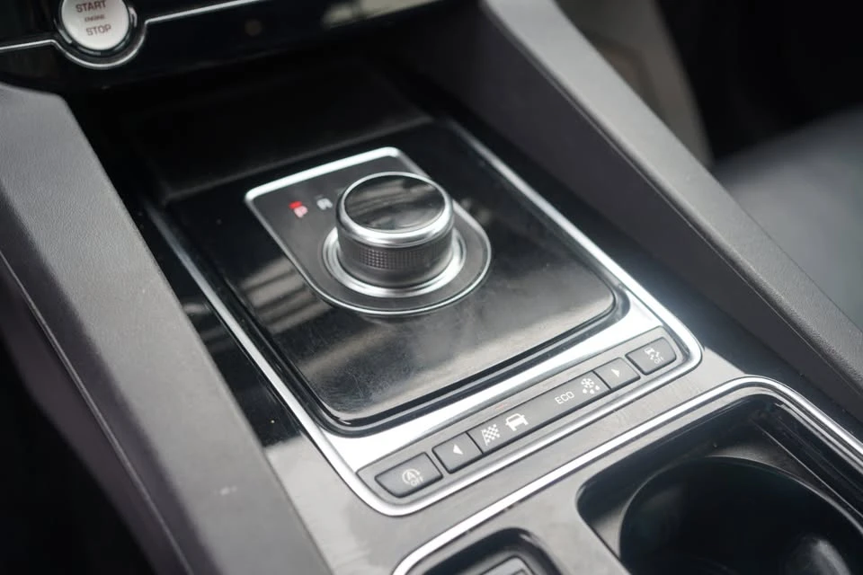 2018 Jaguar F-Pace - Image 15 of 19