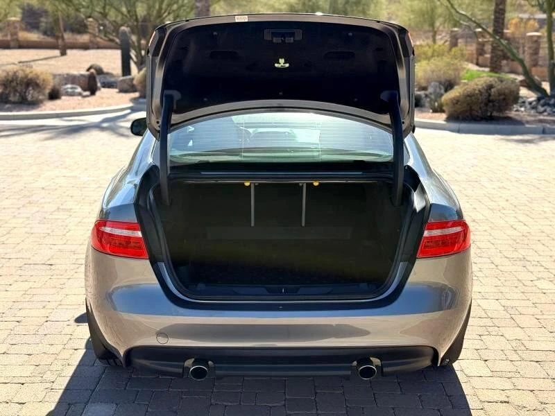 2018 Jaguar XE - Image 9 of 20