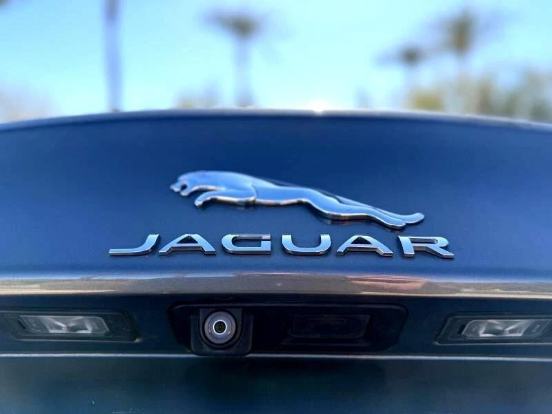 2018 Jaguar XE - Image 11 of 20