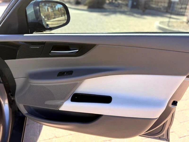 2018 Jaguar XE - Image 18 of 20