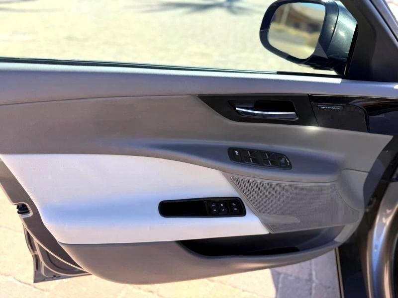 2018 Jaguar XE - Image 17 of 20