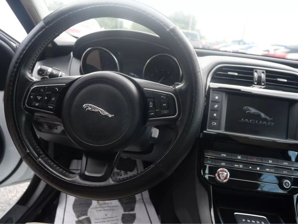 2018 Jaguar XE - Image 10 of 19
