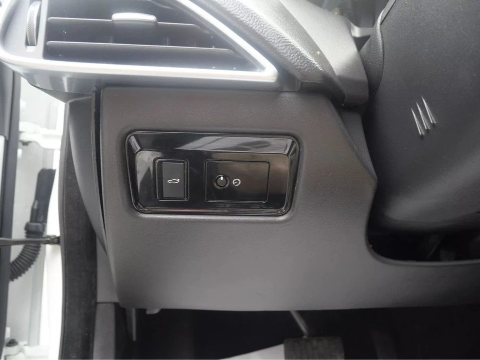 2018 Jaguar XE - Image 9 of 19