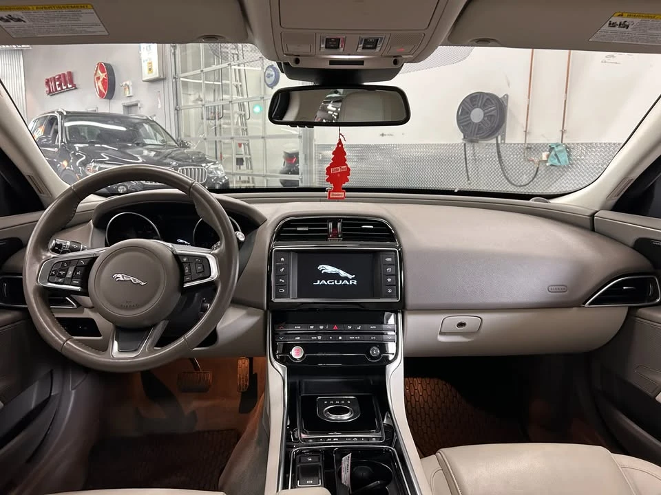 2018 Jaguar XE - Image 17 of 20