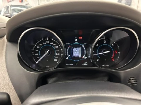 2018 Jaguar XE - Image 9 of 20