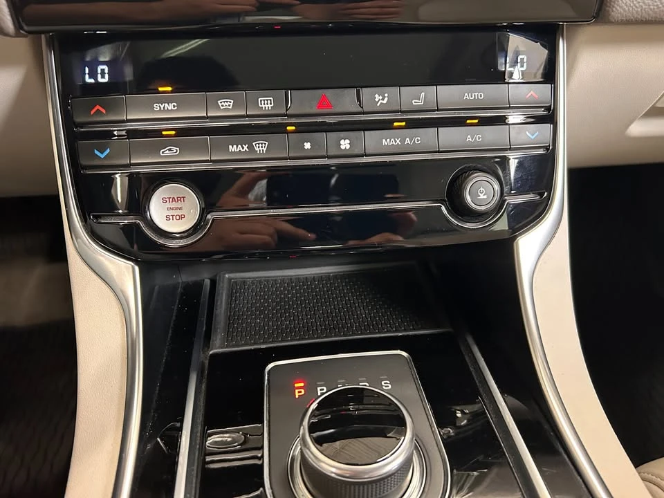 2018 Jaguar XE - Image 13 of 20