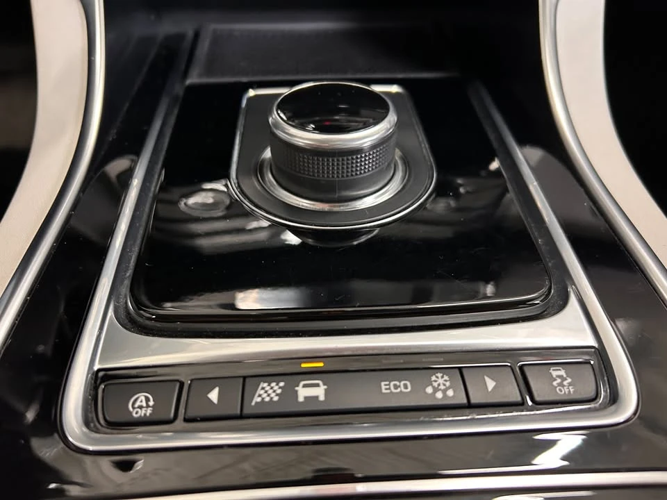 2018 Jaguar XE - Image 14 of 20