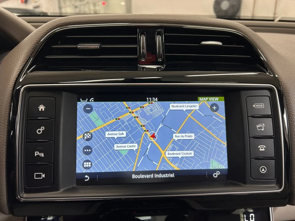 2018 Jaguar XE - Image 12 of 20