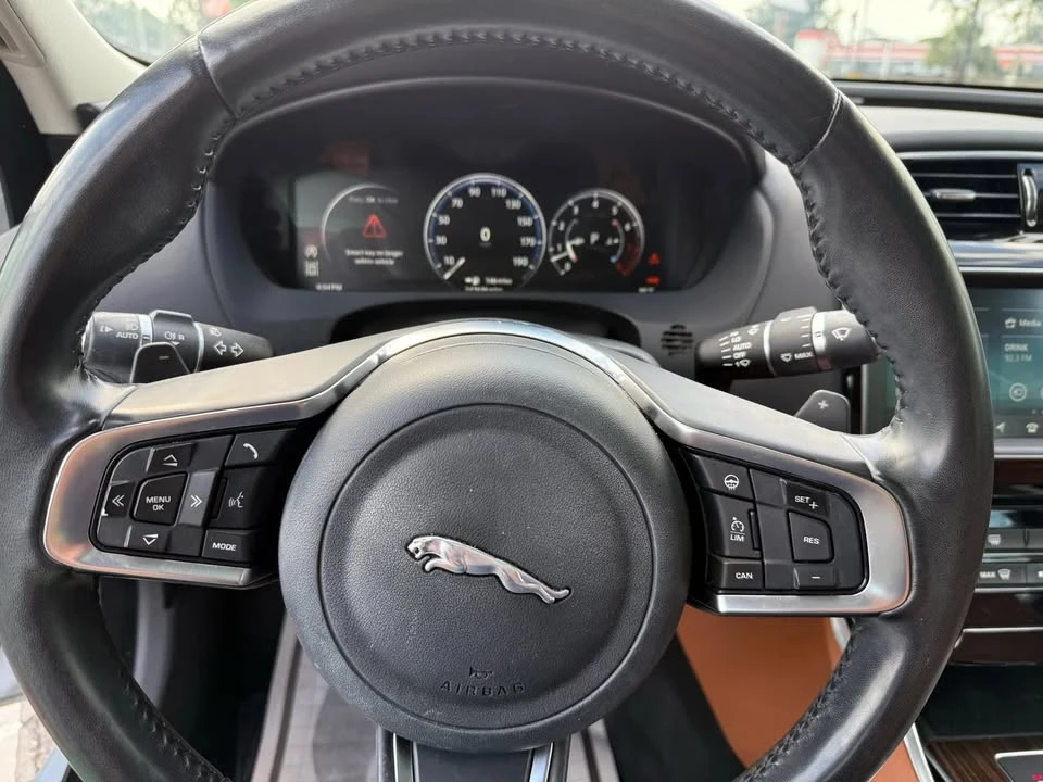 2018 Jaguar XE - Image 15 of 20