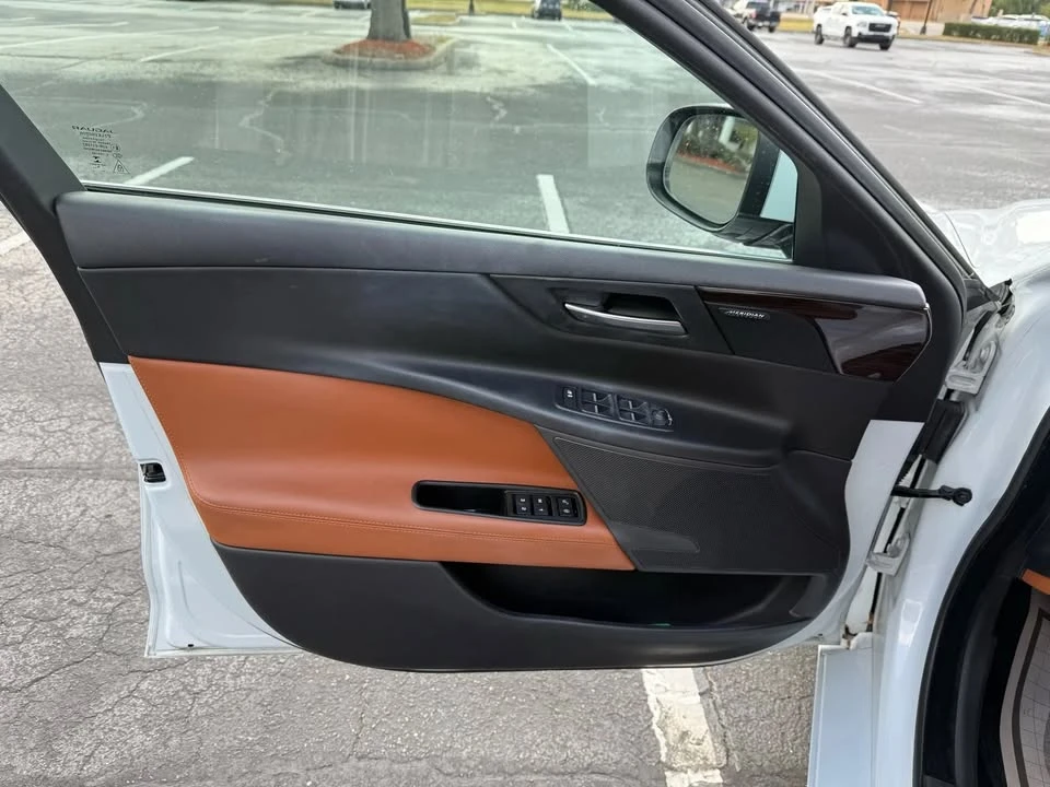 2018 Jaguar XE - Image 8 of 20