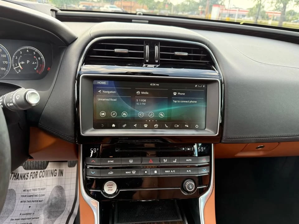 2018 Jaguar XE - Image 19 of 20
