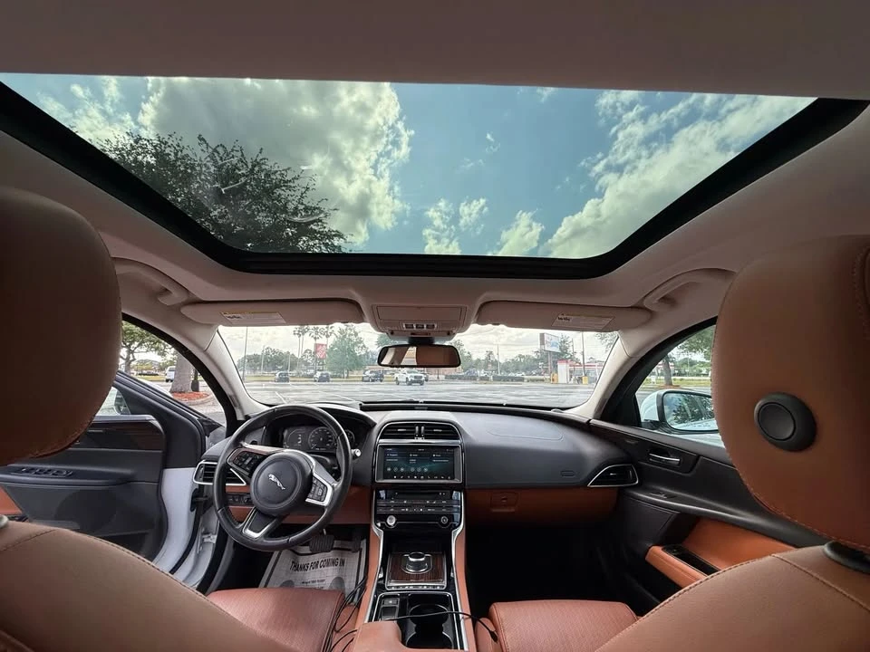 2018 Jaguar XE - Image 14 of 20