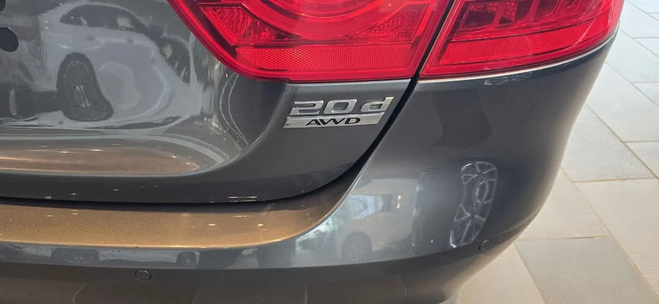2018 Jaguar XE - Image 8 of 12
