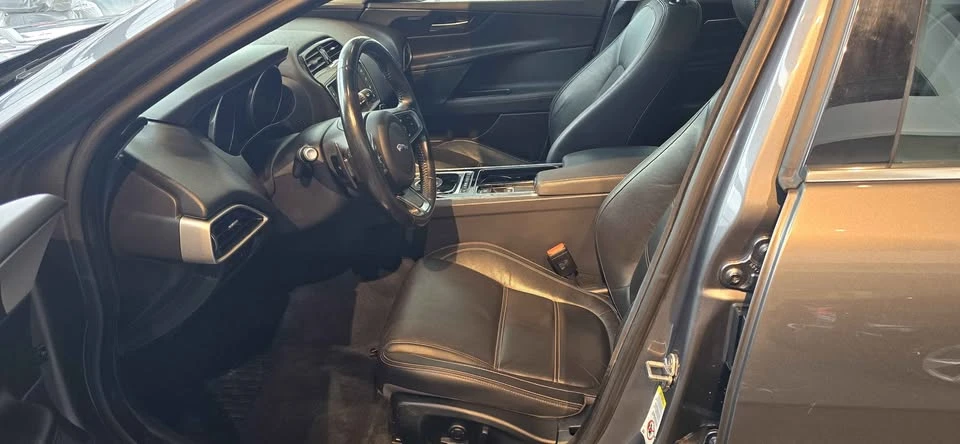 2018 Jaguar XE - Image 9 of 12