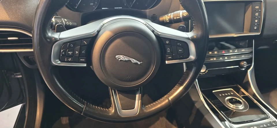 2018 Jaguar XE - Image 10 of 12