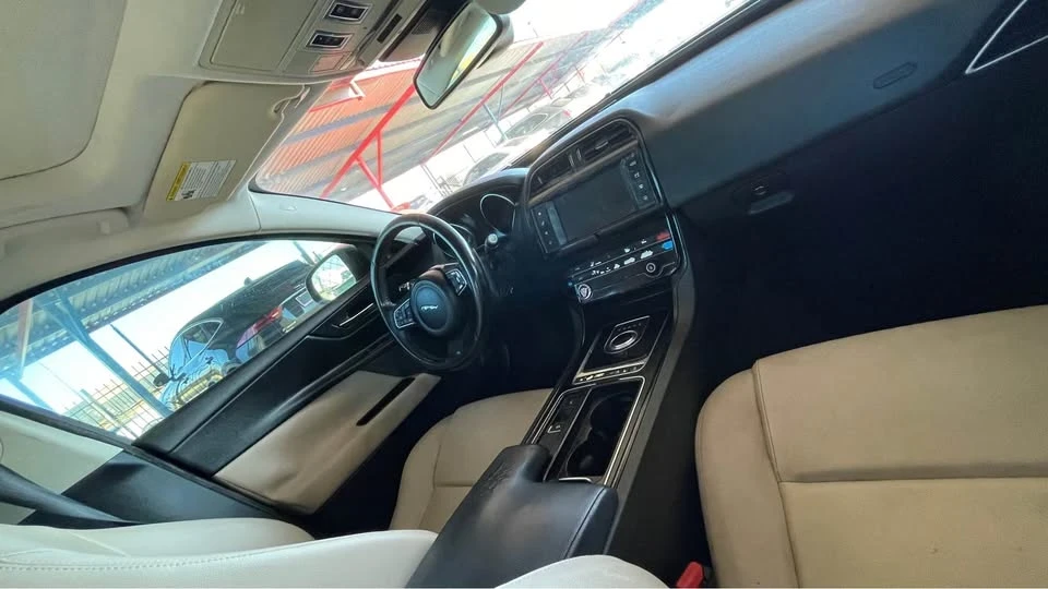 2018 Jaguar XE - Image 5 of 6