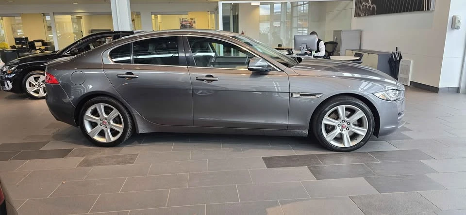 2018 Jaguar XE - Image 4 of 12