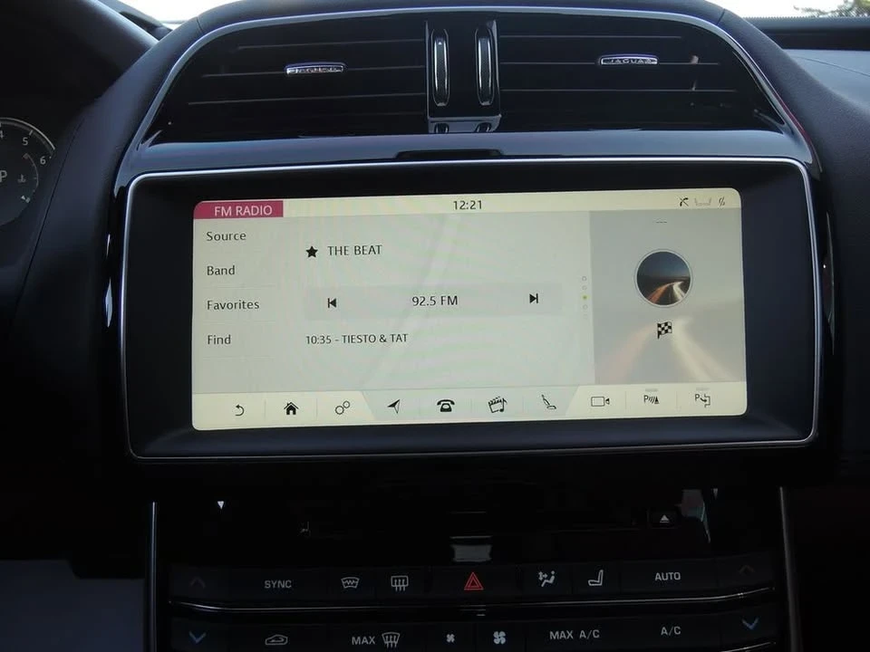 2018 Jaguar XE - Image 9 of 10