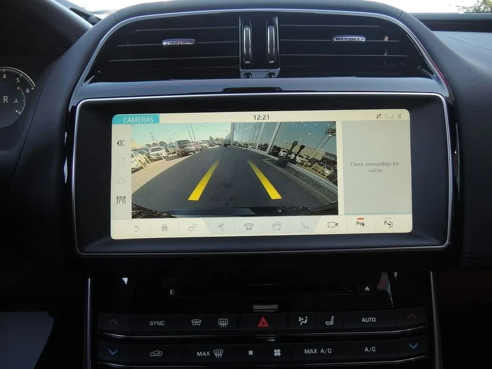 2018 Jaguar XE - Image 10 of 10