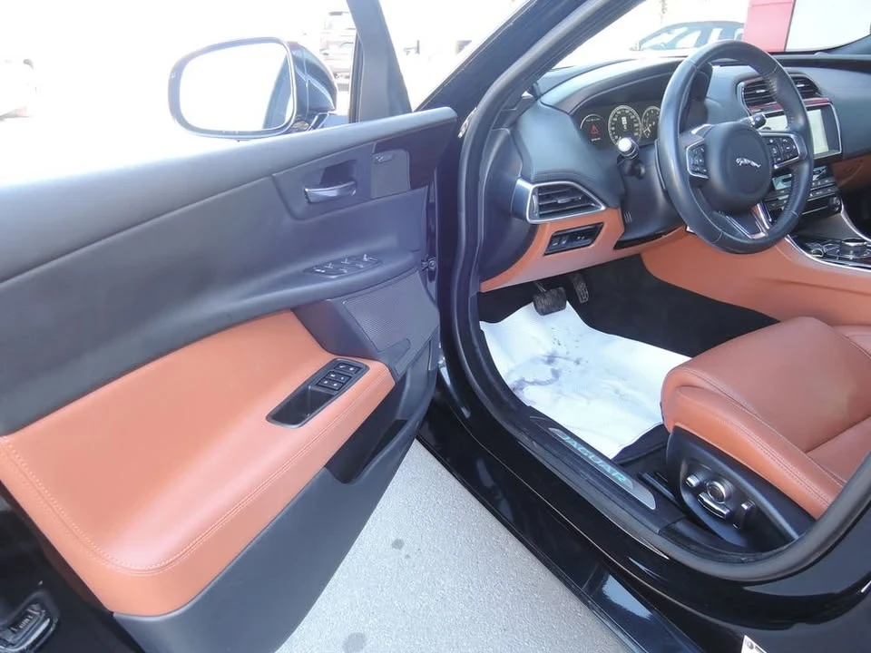 2018 Jaguar XE - Image 4 of 10
