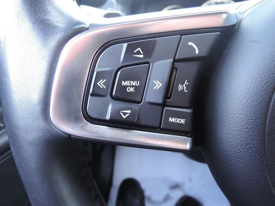 2018 Jaguar XE - Image 6 of 10
